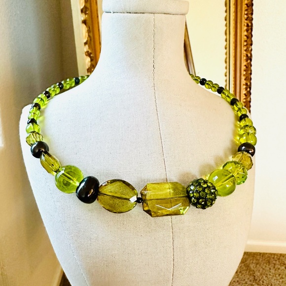 Green Glass Statement Necklace - Picture 11 of 12